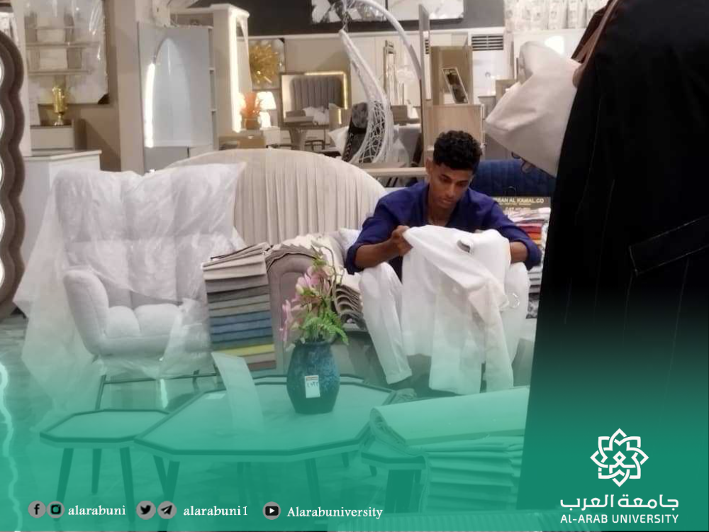 رحلة علمية ميدانية لطلاب التصميم الداخلي بجامعة العرب إلى عالم المنسوجات في المكلا