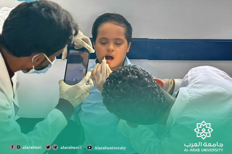 طلاب طب الأسنان بجامعة العرب ينفذون نزولًا ميدانيًا إلى مدرسة المزيني لذوي الاحتياجات الخاصة
