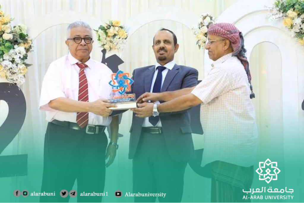 محافظ حضرموت يكرّم 107 خريجًا وخريجة من جامعة العرب ويؤكد دعم السلطة المحلية للتعليم العالي