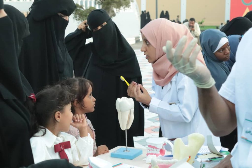 طلاب جامعة العرب ينفذون مبادرة مجانية صحية وتوعوية في ملاهي بن هلابي