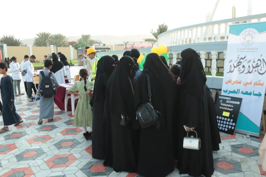 طلاب جامعة العرب ينفذون مبادرة مجانية صحية وتوعوية في ملاهي بن هلابي