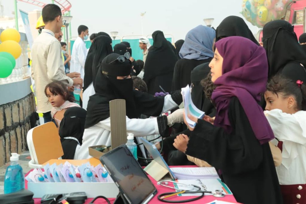 طلاب جامعة العرب ينفذون مبادرة مجانية صحية وتوعوية في ملاهي بن هلابي