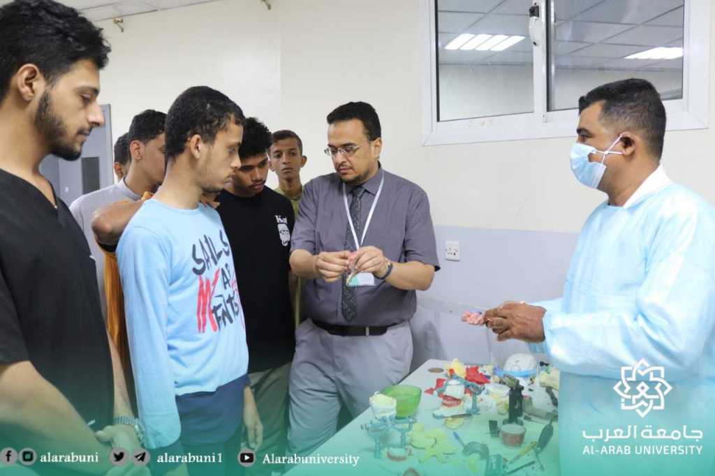 مدرسة النهضة الثانوية تزور كلية طب الاسنان