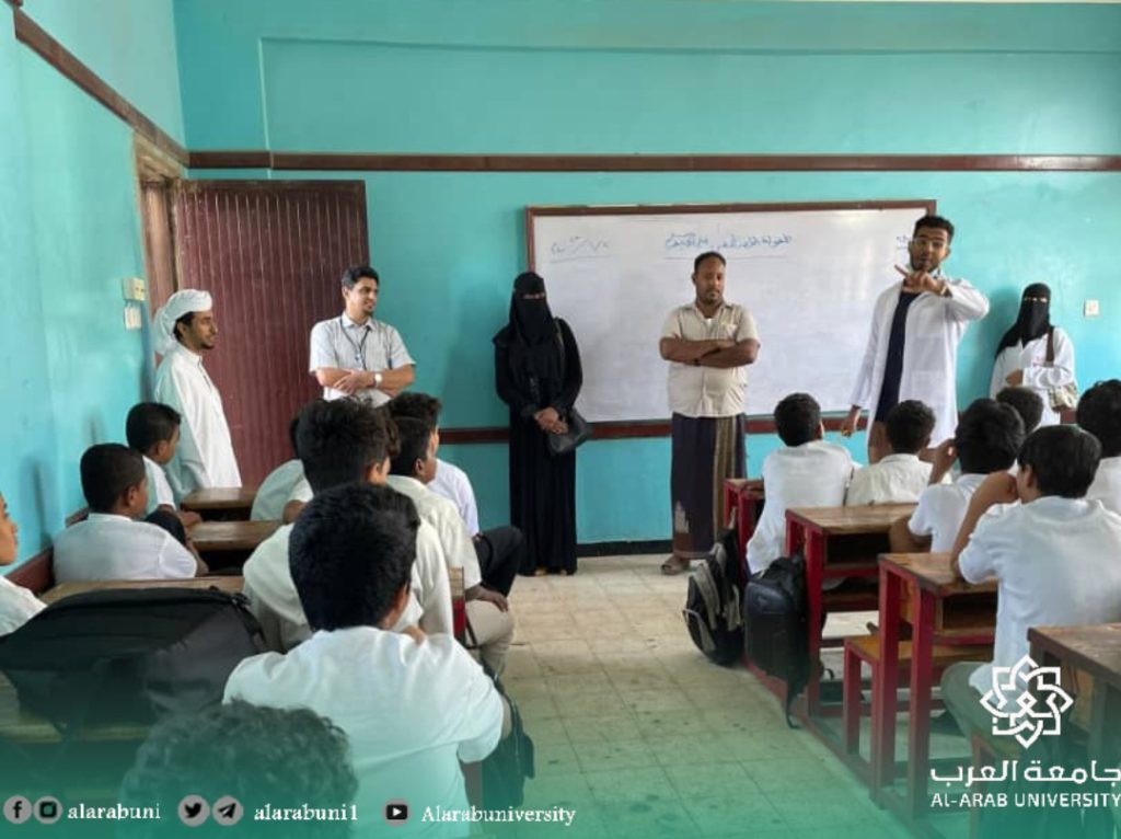 “فريق طبي من طب الأسنان يقدم فحصًا وتوعية بمدرسة أبي بكر الصديق”