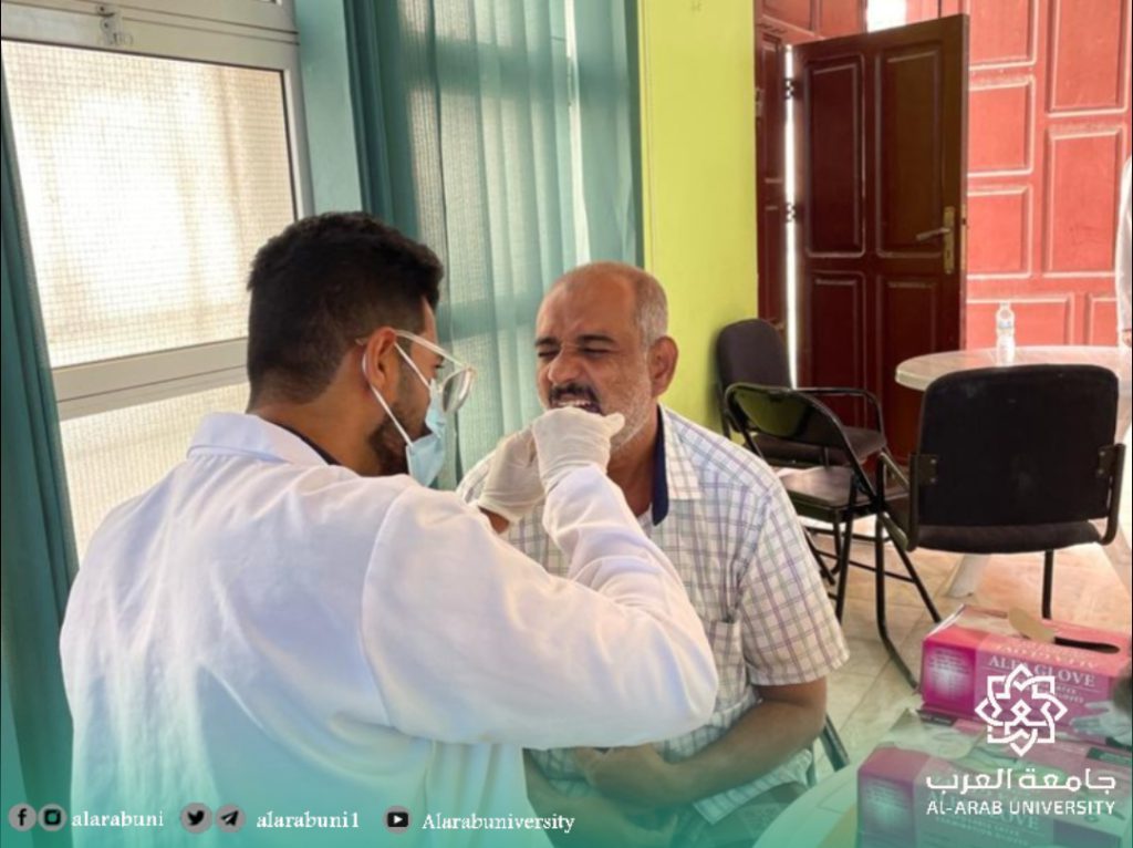 “فريق طبي من طب الأسنان يقدم فحصًا وتوعية بمدرسة أبي بكر الصديق”