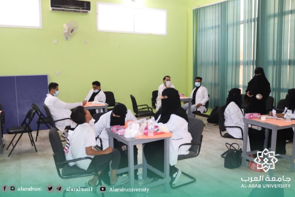 “فريق طبي من طب الأسنان يقدم فحصًا وتوعية بمدرسة أبي بكر الصديق”
