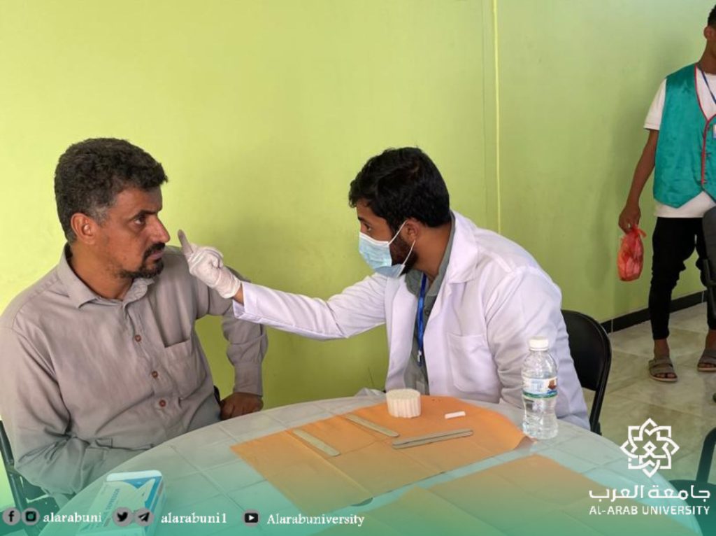“فريق طبي من طب الأسنان يقدم فحصًا وتوعية بمدرسة أبي بكر الصديق”