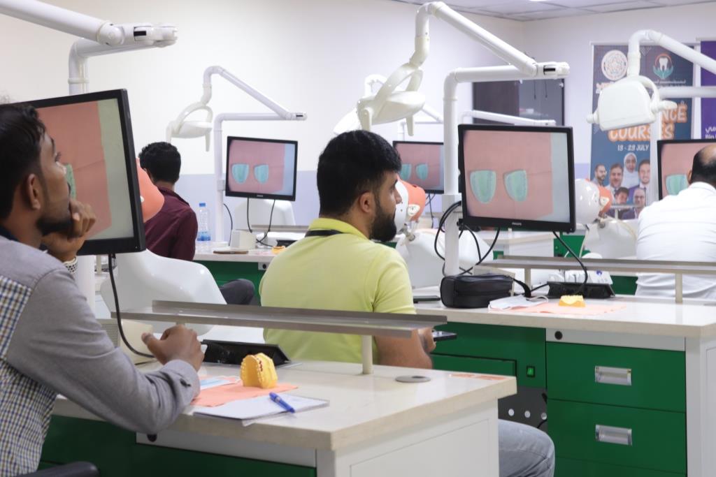 مخيم خيري لزراعة الأسنان.. الوكيل باضاوي يدشن فعاليات المؤتمر الدولي الأول لكلية طب الأسنان بجامعة العرب 2024