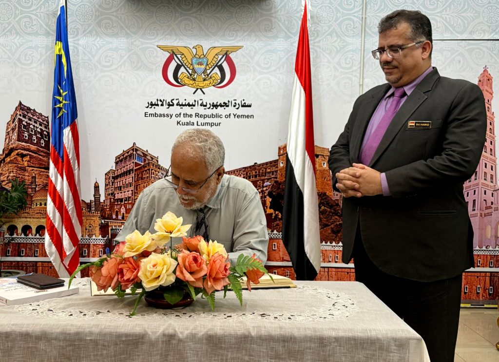 نائب رئيس الجامعة عميد كلية الطب – في زيارة الى سفارة بلادنا في كوالالمبور – ماليزيا