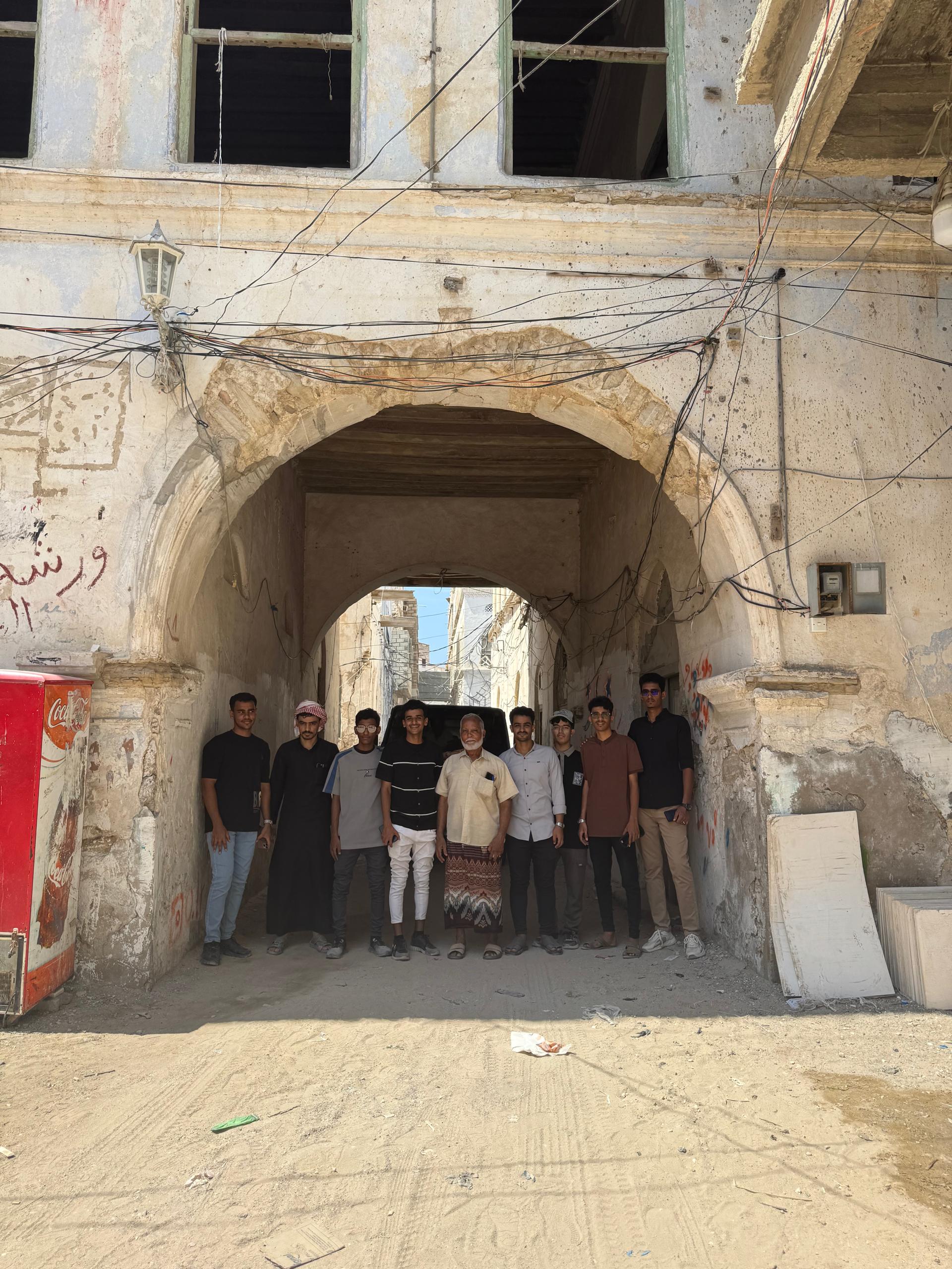 طلاب الهندسة المعمارية بجامعة العرب في نزول ميداني إلى المكلا القديمة