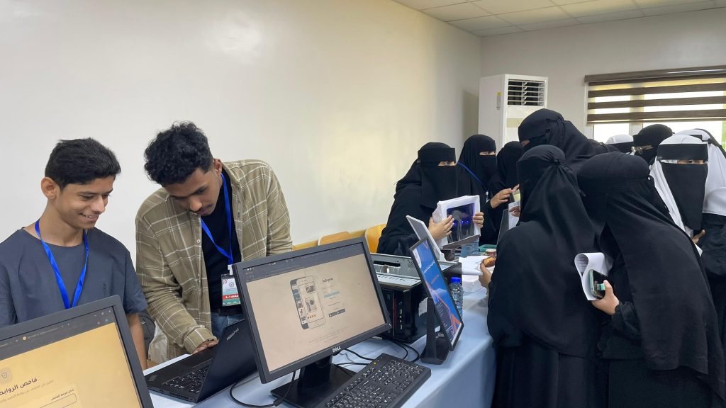 إقبال طلابي واسع في اليوم الثاني للمعرض العلمي ضمن فعاليات أسبوع الجودة بجامعة العرب