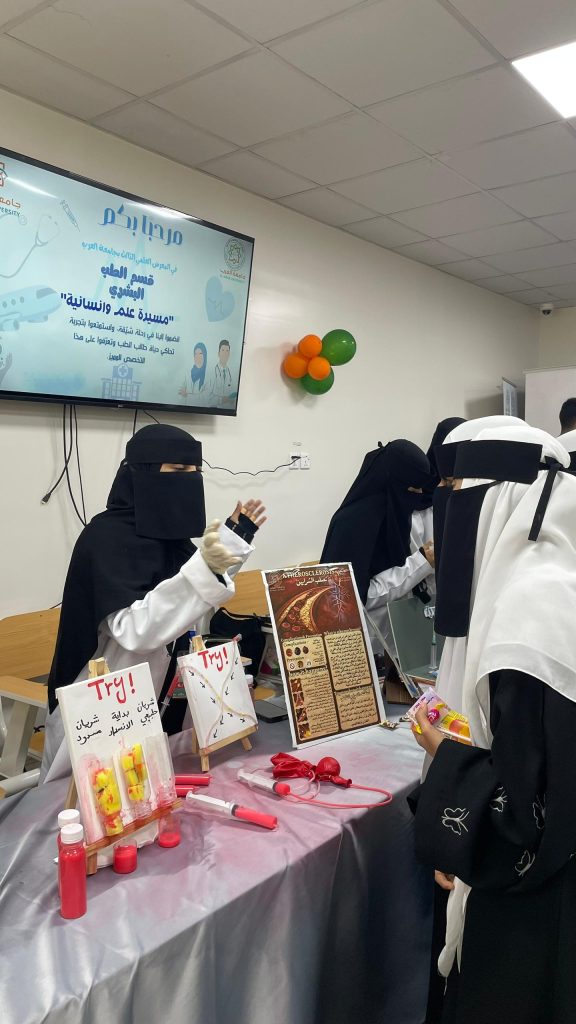 إقبال طلابي واسع في اليوم الثاني للمعرض العلمي ضمن فعاليات أسبوع الجودة بجامعة العرب