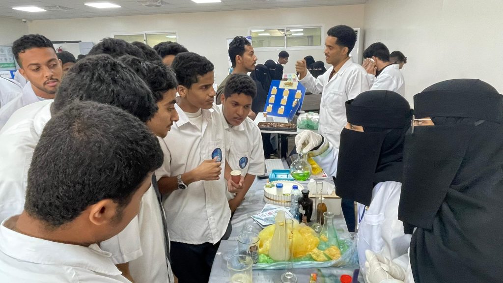 إقبال طلابي واسع في اليوم الثاني للمعرض العلمي ضمن فعاليات أسبوع الجودة بجامعة العرب