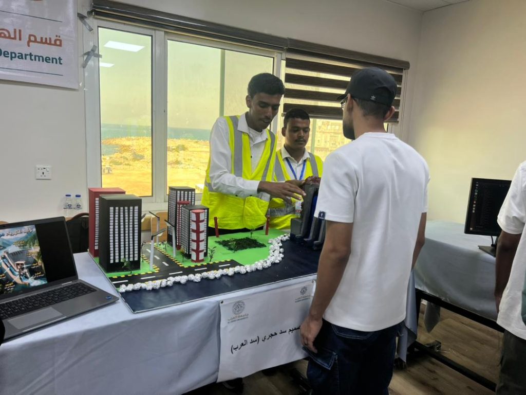إقبال طلابي واسع في اليوم الثاني للمعرض العلمي ضمن فعاليات أسبوع الجودة بجامعة العرب