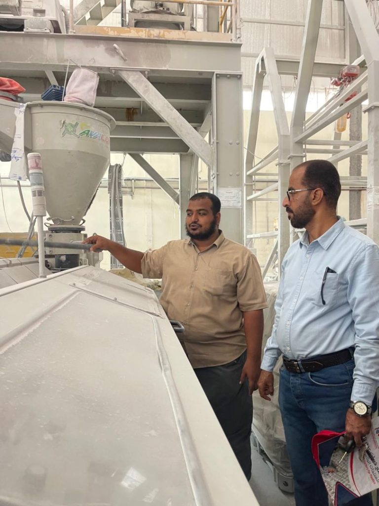 قسم الهندسة المدنية ينفذ نزولًا ميدانيًا الى مصنع خيرات عدن للمنتجات البلاستيكية