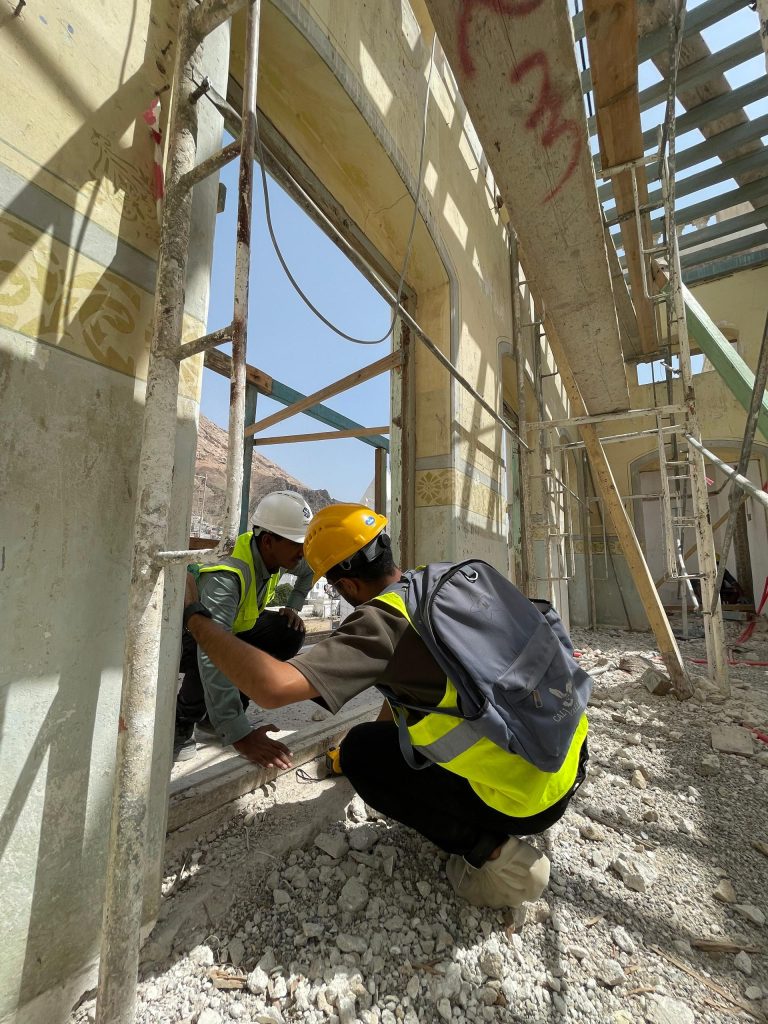 نزولًا ميدانيًا لتوثيق الزخارف المعمارية في قصر السلطان القعيطي