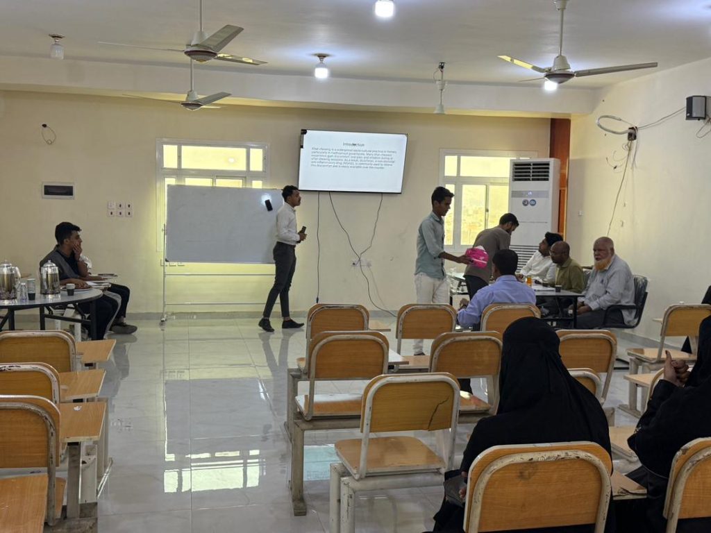 كلية الطب و العلوم الصحية /قسم الصيدلة يقيم جلسة مناقشة مقترحات مشاريع التخرج